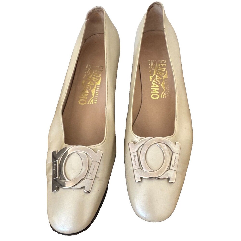Salvatore Ferragamo Gancini Logo Pumps Beige Leather 7.5B Italy